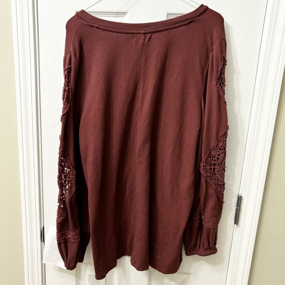 ➕ Maurices Crochet Sleeve Detail Wine Colored Fleece Top Womens Plus Size 0X - Picture 8 of 10